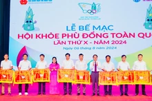 Lãnh đạo Bộ Giáo dục và Đào tạo cùng thành phố Hải Phòng trao cờ tặng 10 đơn vị có thành tích xuất sắc trong Hội khỏe Phù Đổng toàn quốc lần thứ 10.