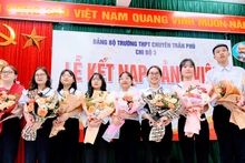 Các học sinh tiêu biểu của Trường THPT chuyên Trần Phú được kết nạp vào Đảng.