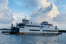Phà biển vận chuyển người và phương tiện từ đảo Cát Hải sang đảo Cát Bà và ngược lại.