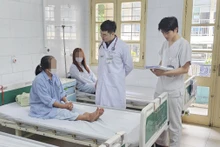 Thạc sĩ, bác sĩ Lê Văn Long thăm khám cho bệnh nhân ung thư vú đang điều trị tại Trung tâm Y học hạt nhân và Ung bướu, Bệnh viện Bạch Mai.