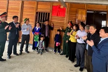 Các đồng chí lãnh đạo tỉnh Điện Biên, Ủy ban nhân dân huyện Điện Biên và Bộ Chỉ huy quân sự tỉnh gắn biển hoàn thành, bàn giao nhà ở cho gia đình ông Tráng A Di ở điểm bản Huổi Ké.
