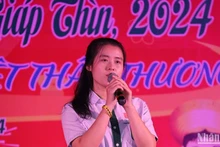 Một em học sinh Trường song ngữ Lào-Việt Nam Nguyễn Du trình bày ca khúc tiếng Việt. Ảnh: HẢI TIẾN