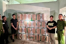 Đối tượng Hoàng Thị Thủy và Đỗ Hữu Thiết cùng tang vật.