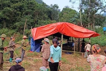 Dựng lán tạm tại thôn Bản Khắt, xã Quảng Bạch (Chợ Đồn) để người dân tạm trú, tránh nguy cơ sạt lở đất. (Ảnh: MỘC LAN).