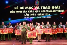 Giám đốc Công an thành phố Hà Nội, Trung tướng Nguyễn Hải Trung trao Giải Đặc biệt cho vở kịch "Đằng sau những chiến công". 