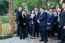 Thủ tướng Phạm Minh Chính và đoàn công tác được các hướng dẫn viên giới thiệu khi tham quan Khu Di tích lịch sử Hồng Nham. (Ảnh: VGP/Nhật Bắc)