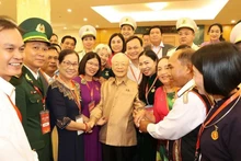 Tổng Bí thư Nguyễn Phú Trọng với đại biểu điển hình tiêu biểu toàn quốc. (Ảnh: TTXVN)