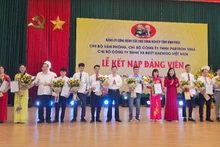 Các đồng chí lãnh đạo Tỉnh ủy trao quyết định kết nạp Đảng cho đảng viên mới.