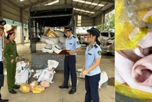 Công an cùng quản lý thị trường kê biên số lượng bì lợn không rõ nguồn gốc.