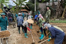 Việc sáp nhập giúp các thôn, tổ thuận lợi huy động sức người, sức của xây dựng nông thôn mới. (Trong ảnh: Người dân xã Cao Sơn, huyện Bạch Thông chung sức làm đường nông thôn mới). (Ảnh: TUẤN SƠN)