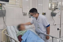 Bệnh nhân ngộ độc nấm điều trị tại Khoa Cấp cứu và Hồi sức tích cực, Bệnh viện đa khoa tỉnh Lào Cai. (Ảnh: PHƯƠNG THẢO)