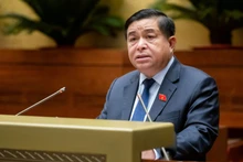 Bộ trưởng Kế hoạch và Đầu tư Nguyễn Chí Dũng trình bày Tờ trình tóm tắt dự án Luật Đầu tư công (sửa đổi). 