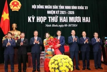 Lãnh đạo tỉnh Ninh Bình chúc mừng Phó Chủ tịch Quốc hội Nguyễn Thị Thanh. (Ảnh: ĐỨC LAM)