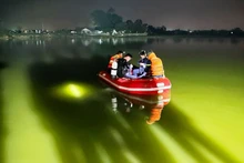 Lực lượng chuyên nghiệp tìm kiếm nạn nhân trong đêm.