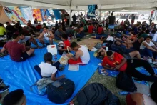 Những người xin tị nạn, chủ yếu đến từ Venezuela, nghỉ ngơi trong lều do chính quyền Mexico dựng gần biên giới ở Nuevo Laredo, Mexico, ngày 27/6/2023. (Ảnh minh họa: REUTERS)