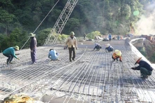 Công ty cổ phần đầu tư xây dựng Trường Sơn đang gấp rút hoàn thiện hạng mục xây dựng cầu 74 trên Quốc lộ 8A.