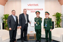  Lãnh đạo Tổng Công ty Công nghiệp Công nghệ cao Viettel nhận chứng nhận sản phẩm thông tin quân sự đáp ứng tiêu chuẩn cung cấp tại Malaysia.