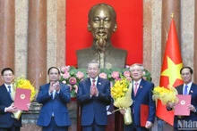 Tổng Bí thư, Chủ tịch nước Tô Lâm trao Quyết định bổ nhiệm, Thủ tướng Phạm Minh Chính tặng hoa chúc mừng các Phó Thủ tướng Nguyễn Hòa Bình, Bùi Thanh Sơn và Hồ Đức Phớc. 