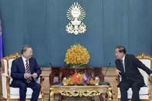 Chủ tịch nước Tô Lâm và Chủ tịch Đảng CPP, Chủ tịch Thượng viện Campuchia Samdech Techo Hun Sen. (Ảnh: TTXVN)
