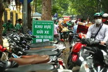 Điểm trông giữ xe máy hạn chế dùng tiền mặt trên phố Phủ Doãn.