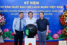 Phó Thủ tướng Lê Minh Khái, Phó Chủ nhiệm Văn phòng Chính phủ Nguyễn Sỹ Hiệp và Tổng Giám đốc Cổng TTĐT Chính phủ, Tổng Biên tập Báo Điện tử Chính phủ Nguyễn Hồng Sâm thực hiện nghi thức ra mắt chính thức Trang Xây dựng chính sách, pháp luật (thuộc Báo Điện tử Chính phủ), ra mắt App mobile của Báo Điện tử Chính phủ. (Ảnh: VGP/Nhật Bắc)