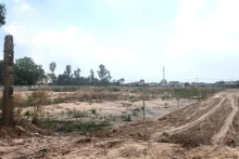 Ảnh minh họa, ảnh chụp năm 2023: Một số người dân san ủi đất để làm đường đi trên phần đất đã được bàn giao cho Khu công nghiệp Hố Nai, huyện Trảng Bom, tỉnh Đồng Nai. (Ảnh: THIÊN VƯƠNG)