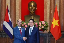 Chủ tịch nước Lương Cường và Đại sứ Cuba tại Việt Nam Rogelio Polanco Fuentes tại buổi lễ trình Quốc thư.