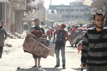Người dân sơ tán tránh xung đột tại Jabalia, Dải Gaza. (Ảnh: THX/TTXVN)