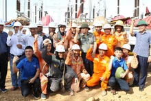 Thủ tướng Chính phủ Phạm Minh Chính thăm hỏi động viên đội ngũ công nhân, lao động thi công đường dây 500kV mạch 3.