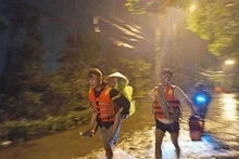 Cán bộ Ủy ban nhân dân phường Trung Hưng, thị xã Sơn Tây sơ tán dân trong đêm để tránh lũ trên sông Tích Giang.