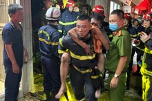 Lực lượng cảnh sát phòng cháy, chữa cháy Thủ đô xuyên đêm cứu hộ người dân trong một vụ hỏa hoạn.