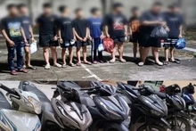 Nhóm đối tượng và tang vật.