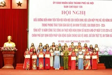 Chủ tịch Hội Liên hiệp Phụ nữ thành phố Hà Nội Lê Kim Anh và Thiếu tướng Nguyễn Hồng Ky, Phó Giám đốc Công an thành phố Hà Nội trao Bằng khen tặng các tập thể, cá nhân.