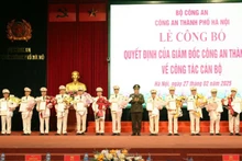Giám đốc Công an thành phố Hà Nội trao quyết định nghỉ hưu cho 23 đồng chí.