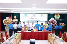 Lễ ký kết hưởng ứng “Chương trình đăng ký hiến tặng mô, tạng-cho đi là còn mãi”.