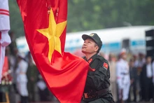 Thượng tá Nguyễn Văn Nam, Chỉ huy trưởng Đơn vị Cảnh sát gìn giữ hòa bình số 1 nhận quyết định thành lập và tuyên thệ trước quốc kỳ.