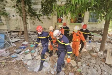 Đoàn cứu hộ Bộ Công an đưa nạn nhân ra khỏi đống đổ nát ngày 2/4. Ảnh: Lê Hoàng từ Myanmar