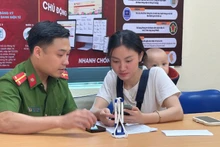 Công an xã Vạn Hòa, thành phố Lào Cai hướng dẫn thủ tục hành chính cho người dân.