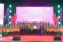 Ban Tổ chức trao Cờ lưu niệm tặng đại diện các đội thi lọt vào Vòng chung kết.