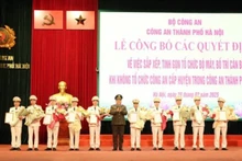 Trung tướng Nguyễn Hải Trung trao quyết định cho các đồng chí được điều động, luân chuyển.
