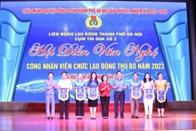 Liên đoàn Lao động thành phố Hà Nội trao cờ lưu niệm cho các đơn vị tham gia Hội diễn.