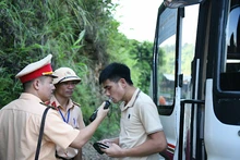 Cảnh sát giao thông kiểm tra nồng độ cồn đối với lái xe vận chuyển hành khách.