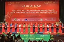 Các đại biểu cắt băng khai mạc triển lãm.