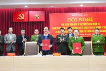 Ký biên bản bàn giao công tác cai nghiện và quản lý sau cai nghiện.
