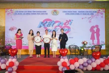 Ban tổ chức tặng quà cho các cặp đôi tham dự chương trình.
