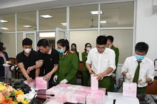 Cơ quan chức năng kiểm kê tang vật thu giữ trong đường dây mua bán, vận chuyển trái phép chất ma túy từ nước ngoài về Việt Nam do Hoàng Bá Dương và Hoàng Văn Thành cầm đầu.