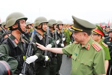 Đại tướng Tô Lâm kiểm tra trang thiết bị, quân tư trang của cán bộ, chiến sĩ Cảnh sát cơ động tham gia tổng duyệt lễ diễu binh.