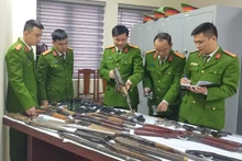 Công an thành phố Thanh Hóa kiểm tra, phân loại số vũ khí, vật liệu nổ, công cụ hỗ trợ thu hồi dịp Tết Nguyên đán 2024. (Ảnh: Đình Hợp)