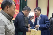 Phó Chủ tịch Tổng Liên đoàn Lao động Việt Nam, Chủ tịch Công đoàn Viên chức Việt Nam Ngọ Duy Hiểu tặng quà đoàn viên, người lao động nhân dịp Tết Nguyên đán năm 2024.