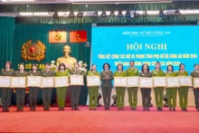 Thiếu tướng Ngô Hoài Thu trao Bằng khen của Trung ương Hội Liên hiệp Phụ nữ Việt Nam tặng các tập thể có thành tích xuất sắc.